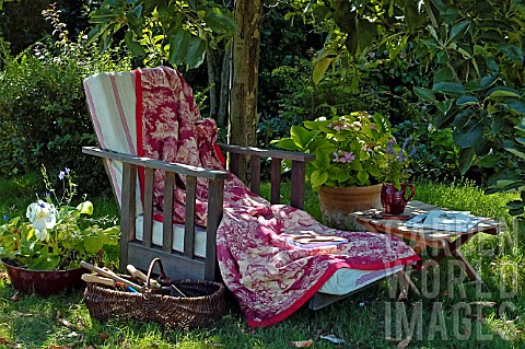 Resting_place_and_garden_tools_in_August