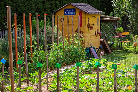 Garden_shed_with_seating_area_in_a_kitchen_garden_in_June_Provence_France