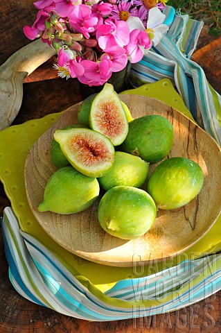 White_figs_Ficus_carica_in_a_wooden_plate