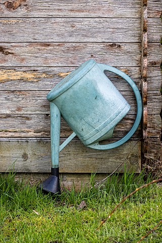 Watering_can_turned_upside_down_to_avoid_the_proliferation_of_mosquito_larvae
