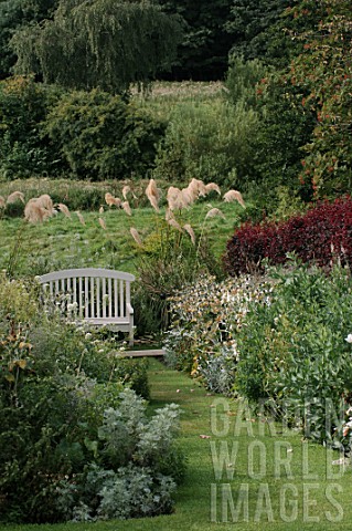 Garden_scenery_and_bench_at_Inverslek_Garden