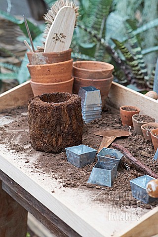 POTTING_TOOLS_ON_A_WOODEN_TABLE