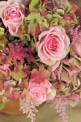 PINK_AUTUMN_BOUQUET_WITH_ROSES_HYDRANGEAS_AND_ASTILBES
