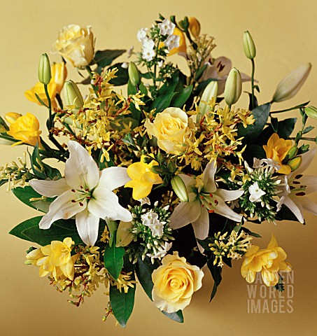 YELLOW_AND_WHITE_THEMED_FLOWER_ARRANGEMENT