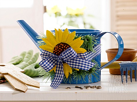 WATERING_CAN_DECORATED_WITH_A_SUNFLOWER
