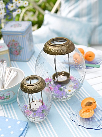 TABLE_LANTERNS_WITH_FLOWERS