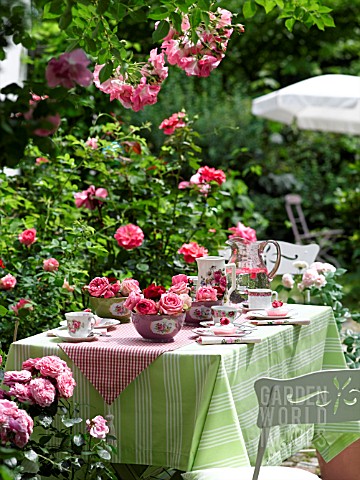 GARDEN_TABLE_EMBELLISHED_WITH_ROSES