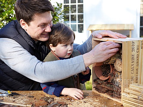 INSECT_HOUSE_BUILDING_PROJECT_WITH_FATHER_AND_SON__ADJUSTING_THE_BUNDLE_FOR_FINAL_POSITION__STEP_32