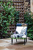 THE DRAWING ROOM GARDEN  URBAN LONDON GARDEN  DECORATIVE COMFORTABLE CHAIR  DESIGNED BY: EARTH DESIGNS.