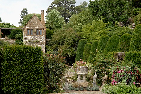 YEW_HEDGES_AND_TOWER_HOUSE_AT_MAPPERTON_IN_DORSET