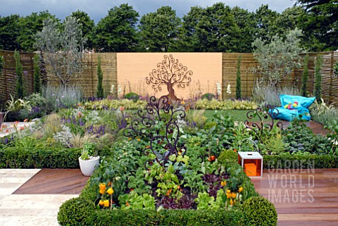 THE_THREE_IN_ONE_SHOW_GARDEN_AT_RHS_HAMPTON_COURT_2008DESIGNER__LESLEY_FAUX