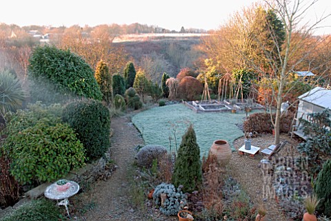 FROSTY_AUTUMN_MORNING_IN_INFORMAL_COUNTRY_GARDEN