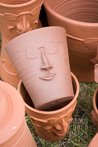 DECORATIVE_POTS_WITH_FACES_ON