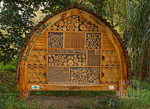 HOTEL_FOR_WILD_BEES_AT_THE_JARDIN_DES_PLANTES_PARIS