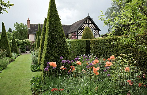 OUTSTANDING_COUNTRY_HOUSE_AND_GARDEN_AT_WOLLERTON_OLD_HALL