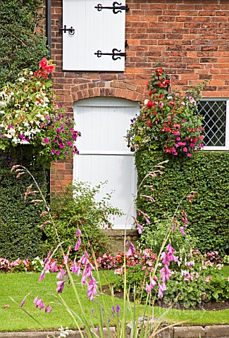 FRONT_OF_COTTAGE_WITH_HANGING_BASKETS_AT_MILL_HOUSE_COTTAGE