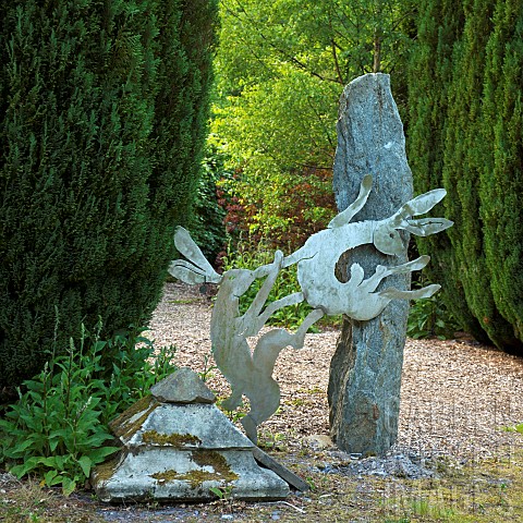 Contemporary_hand_crafted_mild_or_stainless_steel_sculpture_of_Boxing_Hares_Garden_Art