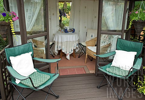 summerhouse_with_table_and_seats_i