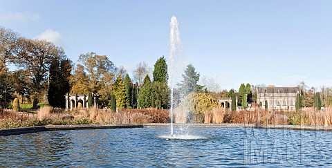 Fountain_in_italian_garden_in_autumn