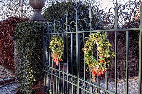 Holly_wreaths_on_entrance_gates