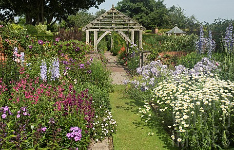 Deep_borders_of_mixed_colours_and_varieties_of_herbaceous_perennials
