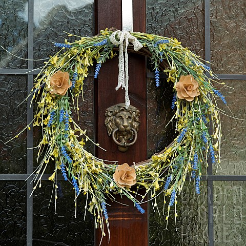 Artifcial_flowers_in_wreath_on_front_door