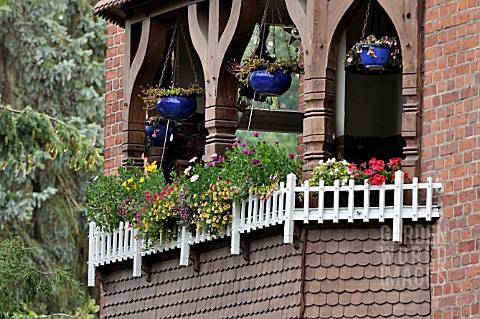 BALCONY_WITH_SUMMER_FLOWERS