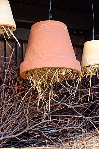 NESTING_AID_FOR_INSECTS_MADE_OF_CLAY_POTS_WITH_STRAW