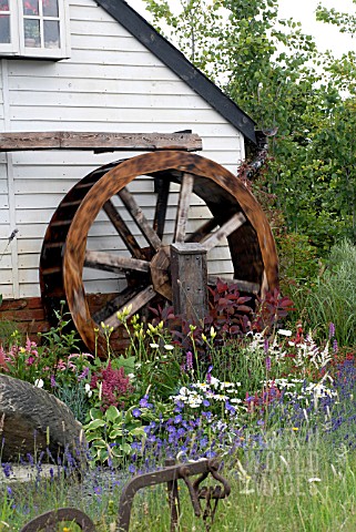SCENE_IN_THE_MILLERS_GARDEN_SOUTHEND_ON_SEA_BOROUGH_COUNCIL_AT_THE_HAMPTON_COURT_PALACE_FLOWER_SHOW_