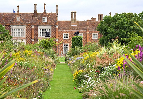 HERBACEOUS_BORDER_IN_THE_WALLED_GARDEN_HELMINGHAM_HALL_SUFFOLK