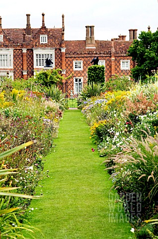HELMINGHAM_HALL_SUFFOLK_THE_HERBACEOUS_BORDER_IN_THE_WALLED_GARDEN