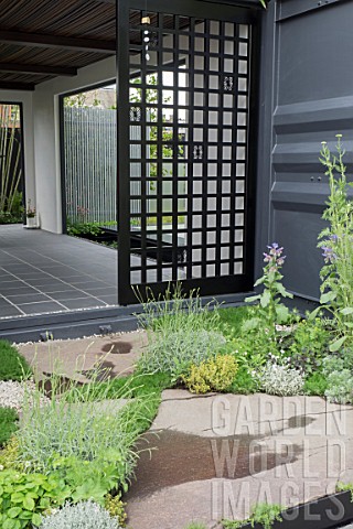 THE_WATAHAN_EAST_AND_WEST_GARDEN_DESIGNED_BY_YANO_TEA_AND_CHIHORI_SHIBAYAMA__SILVER_MEDAL_WINNER